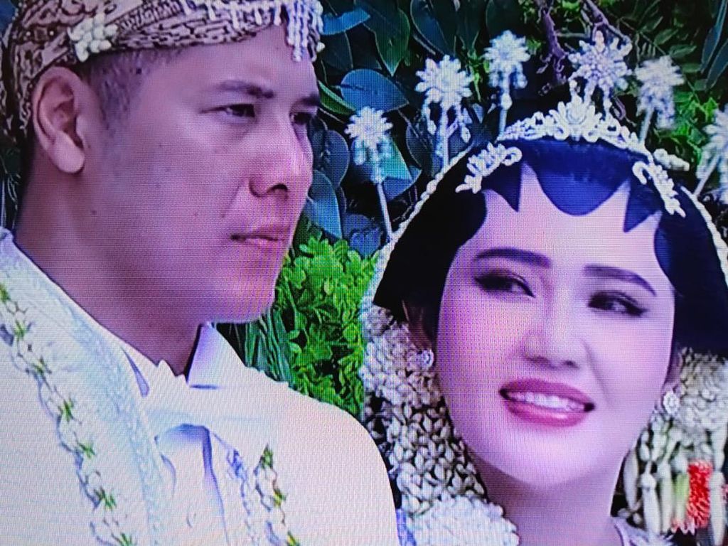 Sekali untuk Selamanya, Via Vallen dan Chevra Jalani Prosesi Temu Manten Sekali untuk Selamanya, Via Vallen dan Chevra Jalani Prosesi Temu Manten