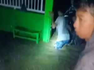 Banjir Bandang Terjang Dua Kecamatan di Garut Banjir Bandang Terjang Dua Kecamatan di Garut