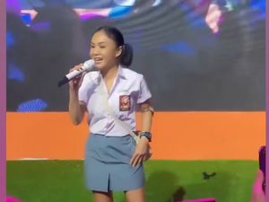 Yuni Shara Pakai Seragam SMA, Masih Kayak ABG! Yuni Shara Pakai Seragam SMA, Masih Kayak ABG!