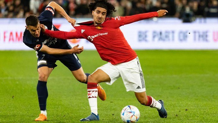 MELBOURNE, AUSTRALIA - JULY 15: Zidane Iqbal of Manchester United and Chris Ikonomidis of Melbourne Victory fight for the ball in a pre-season friendly football match at the MCG on 15th July 2022 (Photo credit should read Chris Putnam/Future Publishing via Getty Images)
