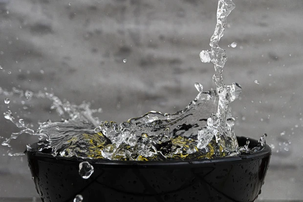 air hangat(www.freepik.com/wirestock) membersihkan dengan air hangat(Foto:www.freepik.com/wirestock)