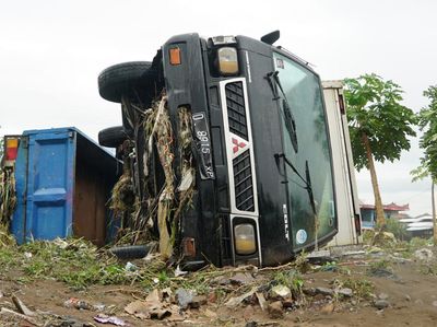 Ambulans hingga Mobil Boks Terguling Akibat Banjir Bandang di Garut