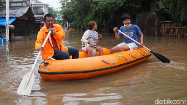 Warga Korban Banjir Ciledug Indah Dievakuasi