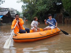 Menyusuri Banjir di Ciledug: Rumah Terendam Semeter-Ada Warga Bertahan