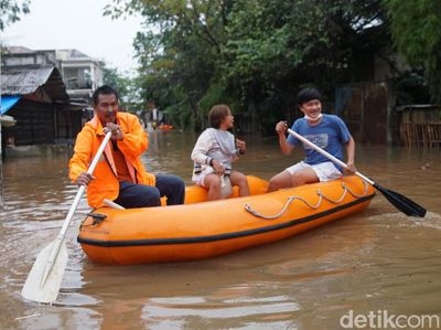 Warga Korban Banjir Ciledug Indah Dievakuasi