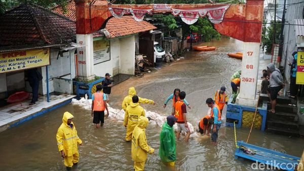 Atasi Banjir, Warga Bikin Tanggul Sementara di Ciledug Indah