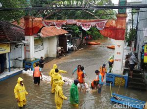 Atasi Banjir, Warga Bikin Tanggul Sementara di Ciledug Indah