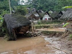 Anomali, Pertama Kali Dalam 50 Tahun Kampung Naga Diterjang Banjir Bandang