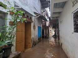 Kali Ciliwung Meluap, Rumah di Bidara Cina Jaktim Roboh Diterjang Longsor