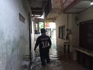 Banjir Rendam Permukiman Warga di Bidara Cina Jaktim