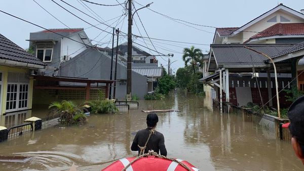 Penampakan Banjir di Jabodetabek, Ada yang Hampir Tenggelamkan Rumah