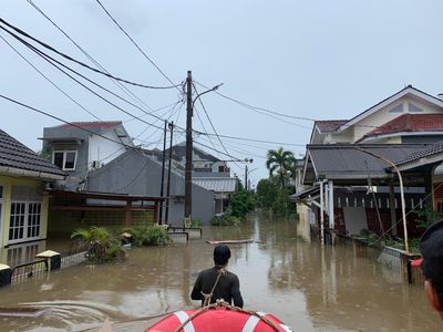 Penampakan Banjir di Jabodetabek, Ada yang Hampir Tenggelamkan Rumah