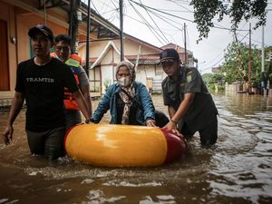 Banjir Juga Rendam Pinang Griya Permai Tangerang Banjir Juga Rendam Pinang Griya Permai Tangerang