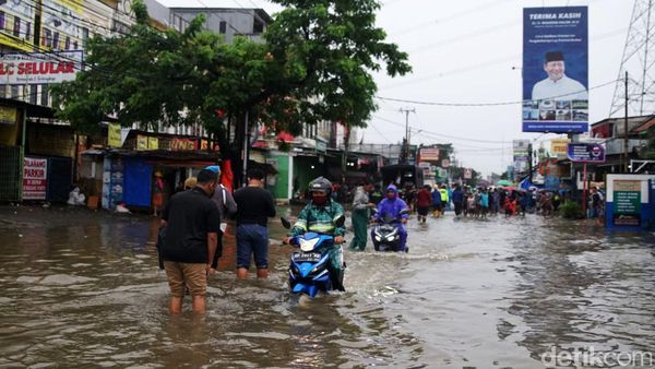Banjir Rendam Jalan Hasyim Ashari Ciledug