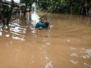 Banjir Setinggi Dada Rendam Villa Pamulang Depok