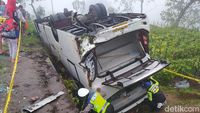 Penampakan Bus Rombongan Pendaki yang Terbalik di Ketep Magelang