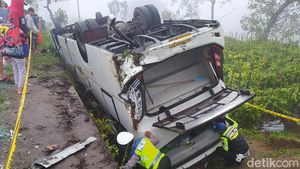 Penampakan Bus Rombongan Pendaki yang Terbalik di Ketep Magelang