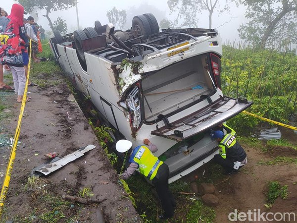 Bus yang membawa rombongan pendaki Gunung Merbabu kecelakaan di kawasan Desa Ketep, Kecamatan Sawangan, Kabupaten Magelang, Sabtu (16/7/2022).