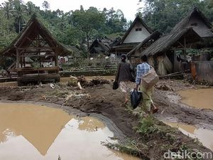 Kampung Naga Diterjang Banjir Bandang, Terbesar Sejak 5 Dekade Lalu Kampung Naga Diterjang Banjir Bandang, Terbesar Sejak 5 Dekade Lalu