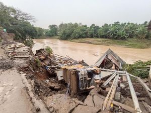 Diduga Karena Tergenang Banjir, 2 Ruko di Gunung Putri Bogor Ambruk Diduga Karena Tergenang Banjir, 2 Ruko di Gunung Putri Bogor Ambruk