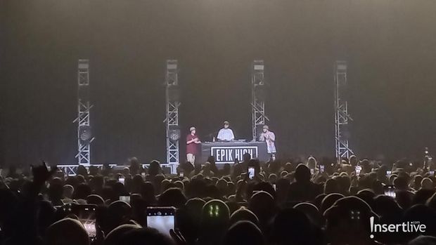 Epik High menyanyikan lagu Fly disambut dengan sorakan meriah dari penggemar