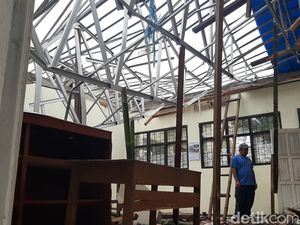 Hujan Deras di Tasikmalaya, Bangunan SD Puspahiang Ambruk