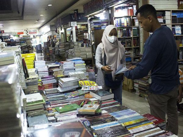 Geliat Penjualan Buku Bekas di Blok M Square
