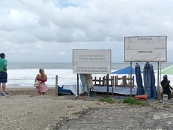 Gelombang Tinggi di Batu Belig, Air Hampir Dekati Bibir Pantai