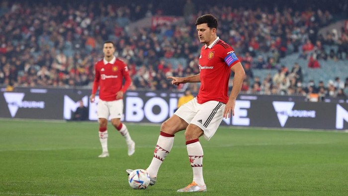 Harry Maguire of Manchester United takes control of the ball during the exhibition football match between English Premier League team Manchester United and Melbourne Victory at the Melbourne Cricket Ground on July 15, 2022, in Melbourne. - IMAGE RESTRICTED TO EDITORIAL USE - STRICTLY NO COMMERCIAL USE (Photo by Martin KEEP / AFP) / IMAGE RESTRICTED TO EDITORIAL USE - STRICTLY NO COMMERCIAL USE (Photo by MARTIN KEEP/AFP /AFP via Getty Images)