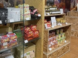 Sambal Misato, Boneka Orang Utan, dan Mie Instan Laris Manis di Bazaar Osaka