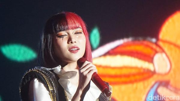 Momen Isyana Naik Reog dan Nyanyi Il Sogno Bareng Deadsquad