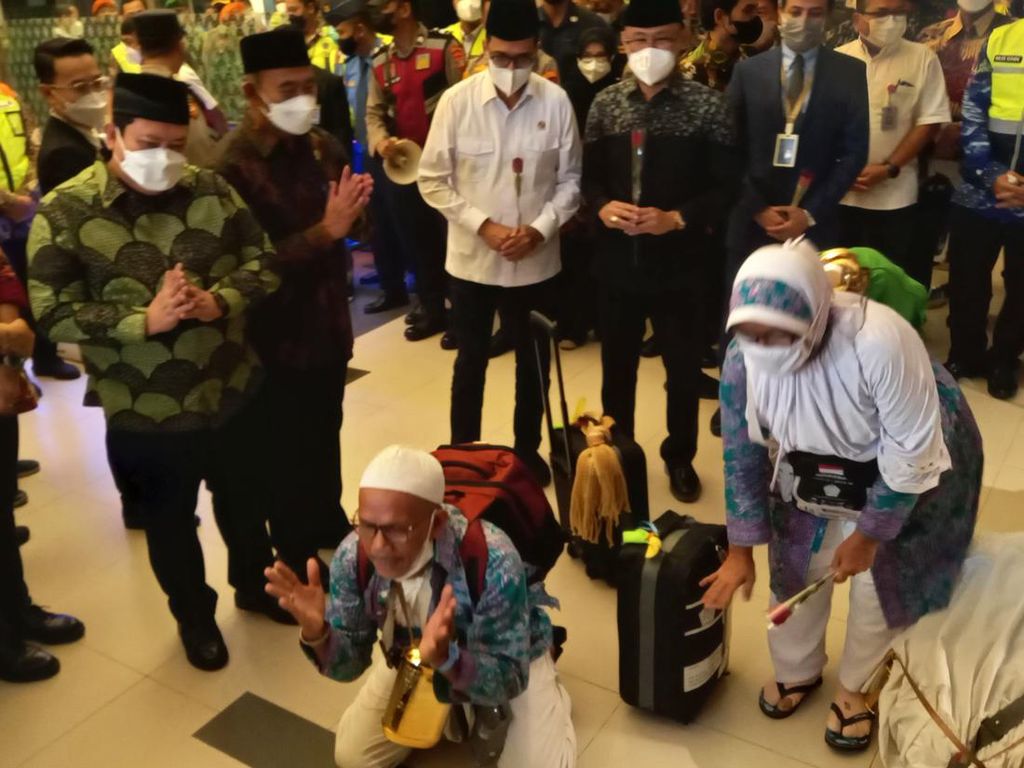 Kloter Pertama Kepulangan Jemaah Haji Tiba di RI, Disambut 2 Menteri Jokowi