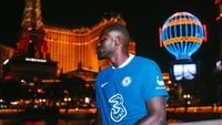 Koulibaly Tampil Gaya dengan Jersey Chelsea di Las Vegas