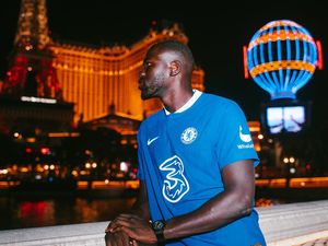 Koulibaly Tampil Gaya dengan Jersey Chelsea di Las Vegas Koulibaly Tampil Gaya dengan Jersey Chelsea di Las Vegas