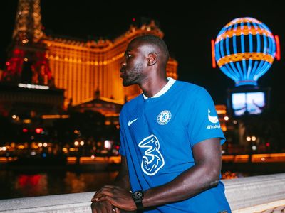 Koulibaly Tampil Gaya dengan Jersey Chelsea di Las Vegas