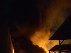 Diawali Suara Ledakan, Gudang Rongsokan di Siwalankerto Surabaya Terbakar