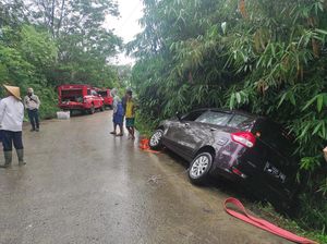 Minibus Terperosok Dekat Jurang di Jalur Alternatif Puncak Bogor