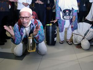 Momen Jemaah Haji Sujud Syukur Saat Tiba di Tanah Air