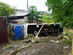 Ambulans Terguling-Rumah Rusak Akibat Banjir Bandang Garut