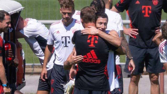 dpatop - 16 July 2022, Bavaria, Munich: Soccer: Bundesliga, training FC Bayern Munich at the training ground on Säbener Straße. Robert Lewandowski (front r) and coach Julian Nagelsmann (front l) of Munich say goodbye at the end of training. (Repetition with modified image section) Photo: Sven Hoppe/dpa (Photo by Sven Hoppe/picture alliance via Getty Images)