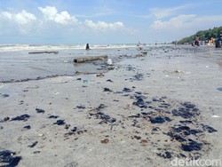 Pantai di Lampung Timur Dipenuhi Limbah Minyak, Polisi Selidiki