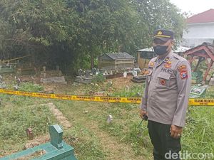 Warga Trenggalek Temukan Mortir saat Gali Liang Lahad Warga Trenggalek Temukan Mortir saat Gali Liang Lahad