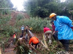 9 Jenazah Berhamburan dari Makam yang Longsor di Cianjur