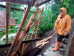 Hujan Deras Picu Longsor 4 Lokasi di Bandung Barat