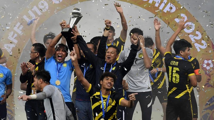 Sejumlah pesepak bola dan staf pelatih Tim Nasional Malaysia U-19 berselebrasi usai mengalahlan Tim Nasional Laos U-19 dalam babak final Piala AFF U-19 2022 di Stadion Patriot Candrabhaga, Bekasi, Jawa Barat, Jumat (15/7/2022). Malaysia juara setelah menang dengan skor 2-0.