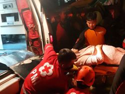 Ibu Hendak Melahirkan Dievakuasi dari Lokasi Banjir Ciledug Tangerang