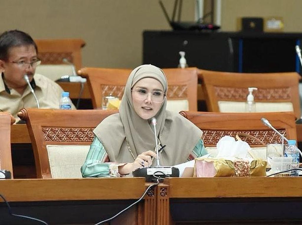 Saat Mulan Jameela Kritik Wacana Pemakaian Kompor Induksi Saat Mulan Jameela Kritik Wacana Pemakaian Kompor Induksi