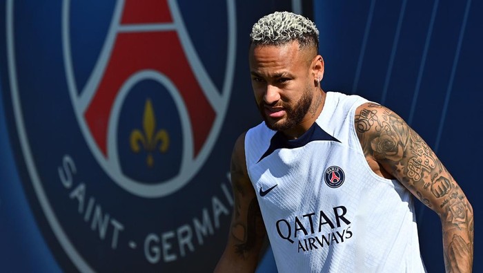 PARIS, FRANCE - JULY 05: Neymar Jr looks on during the training of Paris Saint-Germain on July 05, 2022 in Paris, France. (Photo by Aurelien Meunier - PSG/PSG via Getty Images)