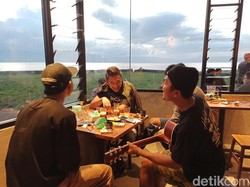 Anak Senja Banget! Ngopi Menikmati Sunset di Pinggir Danau Toba