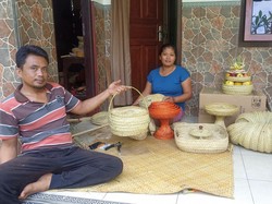 Perajin Ingke di Karangasem Kesulitan Bahan Baku